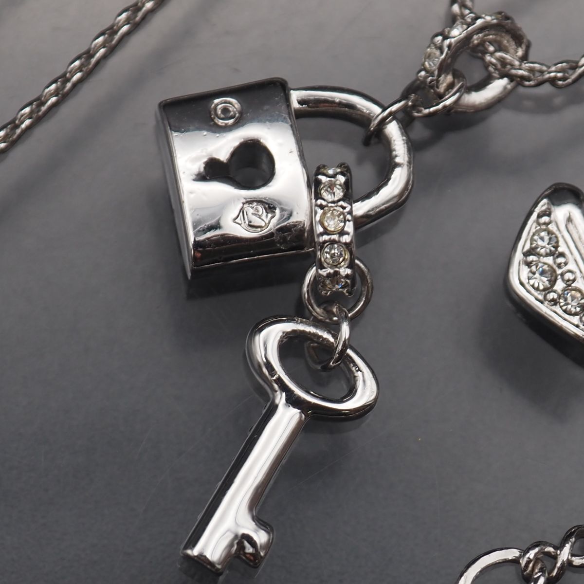 【極美品】SWAROVSKI スワロフスキー　USBポート　南京錠　アクセサリー 極美品】SWAROVSKI スワロフスキー USBポート 南京錠 アクセサリー