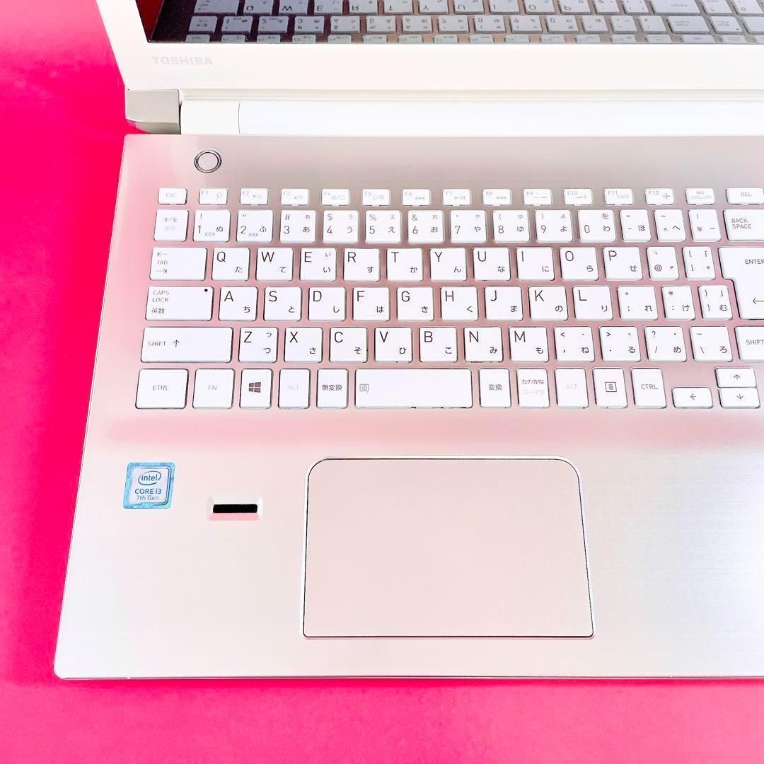 おしゃれゴールド薄型ノートパソコン