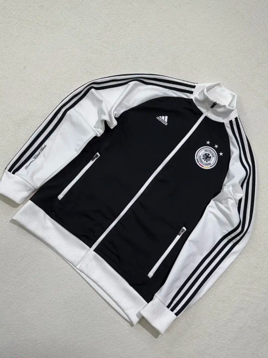 必須アイテム adidas(アディダス) ドイツ 黒 白 白×黒 ジャージ 100