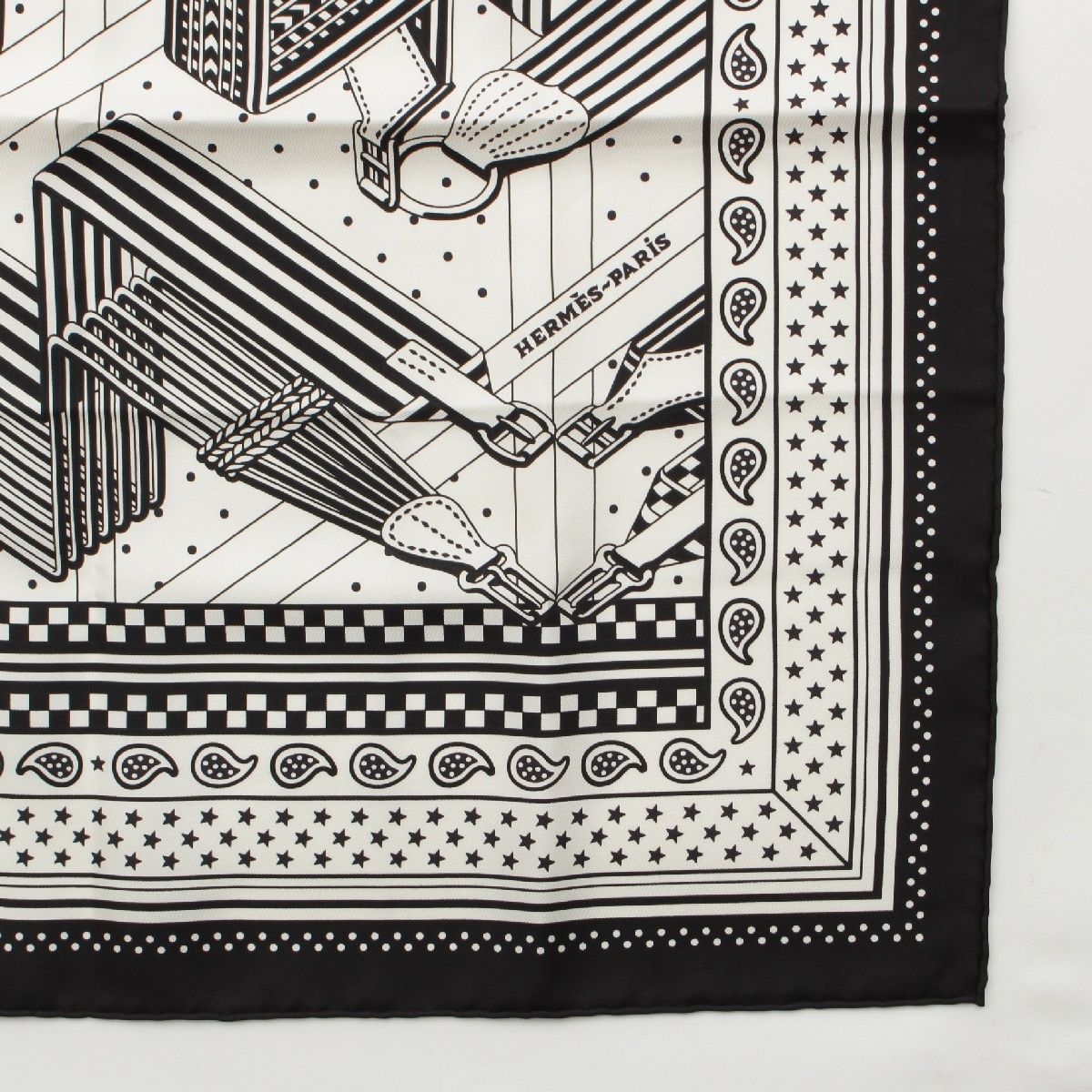 【新品】HERMES エルメス　シルクスカーフ　バンダナ ジグザグのサングル 新品】HERMES エルメスシルクスカーフバンダナ ジグザグのサングル