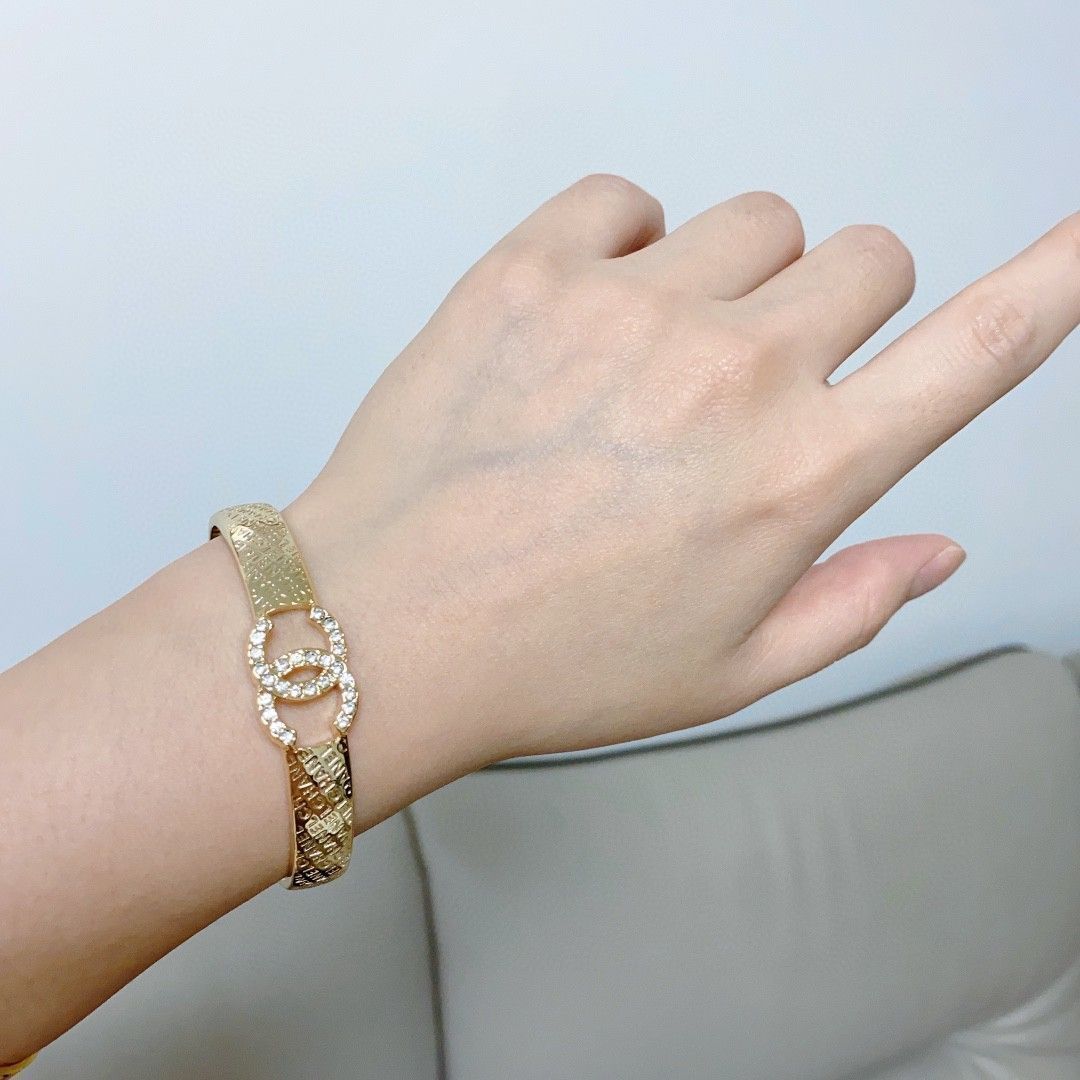 CHANEL フラワー柄 アクリルブレスレット CHANEL フラワー柄 アクリルブレスレット