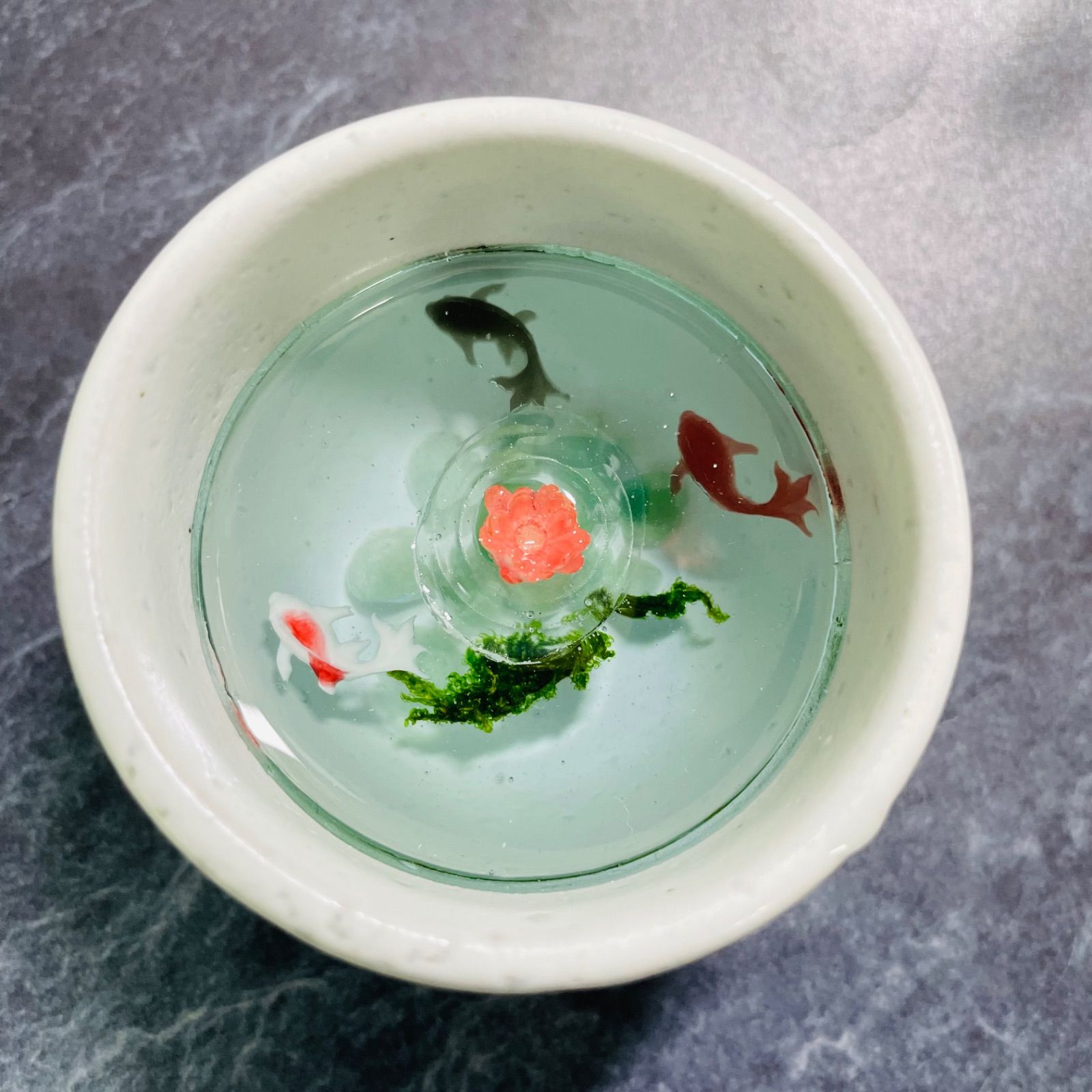 金魚が泳ぐ和風金魚鉢 蓮の花 レジンアート - メルカリ