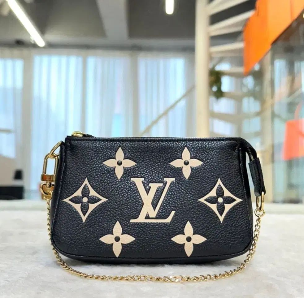 【極美品】ルイヴィトン アンプラント ミニ ポシェット アクセソワール ポーチ 極美品】ルイヴィトン アンプラント ミニ ポシェット アクセソワール