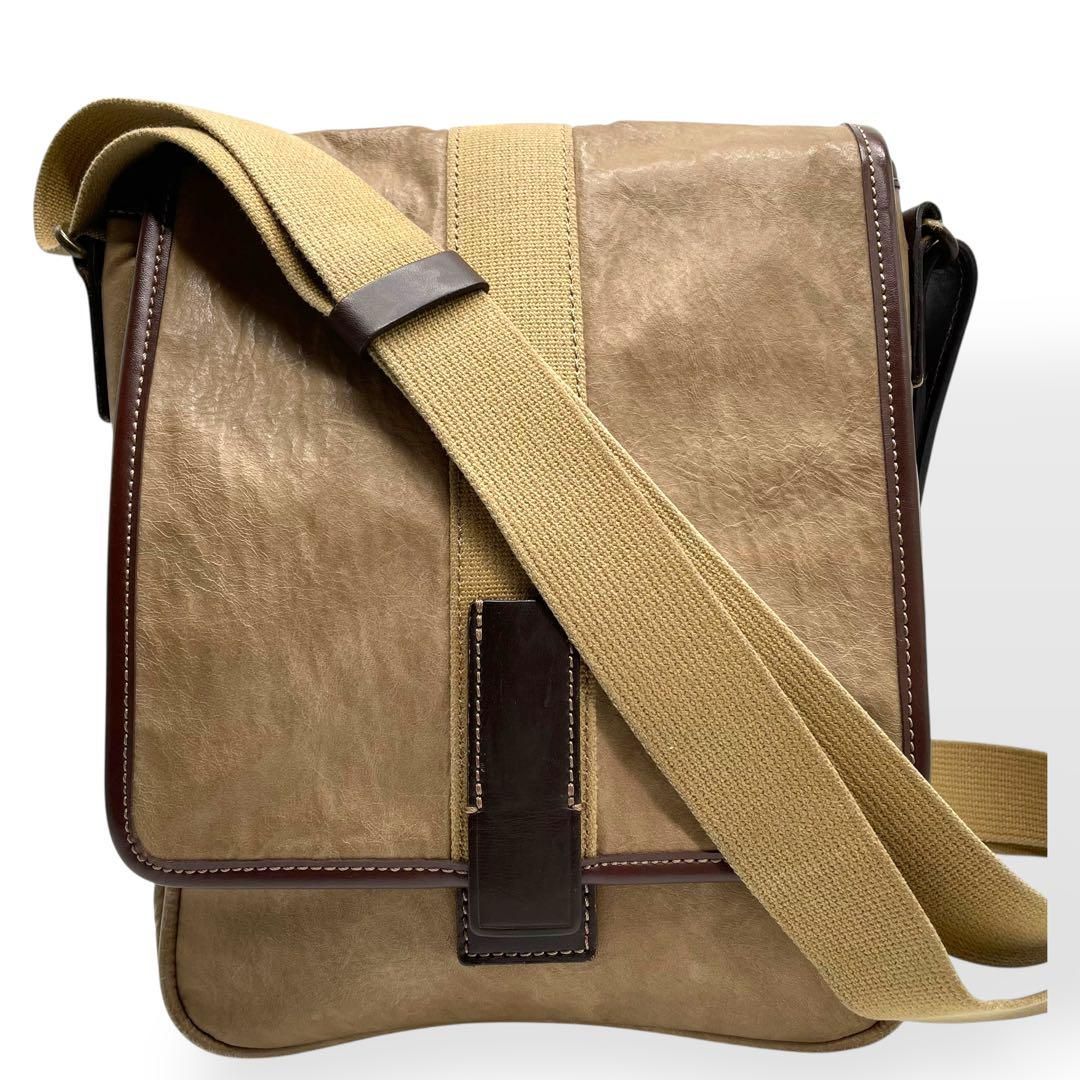 美品　TAKEO KIKUCHI メッセンジャー　ショルダーバッグ　クラプトン 極美品 TAKEO KIKUCHI ショルダーバッグ クラプトン ベージュ 革