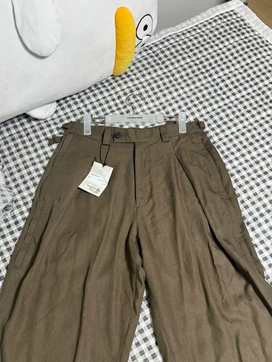 HATCHINGROOM ー Deep Pleats Trouser khaki 4
