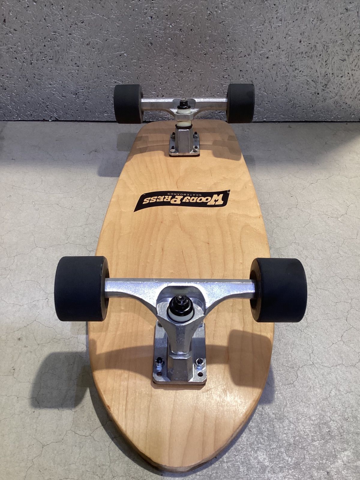 ＜税送料3680円込＞カービングトラック搭載 ＯＬＤクルーザー３０''  P付 ムラスポOUTLET公式】 新品 未使用品 WOODY PRESS CURVING TRUCK
