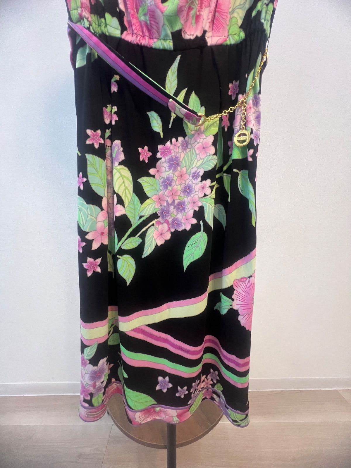 LEONARD FASHION 黒字にピンクの花柄ワンピース