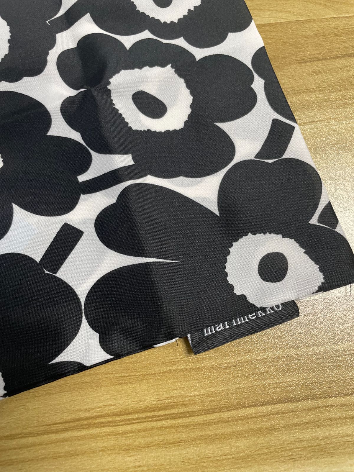 新品未使用 マリメッコmarimekko トートバッグ エコバッグ ファブリックバッグ ミニウニッコ柄 キオスキ ルートゥ Lopulta Unikko ブラック