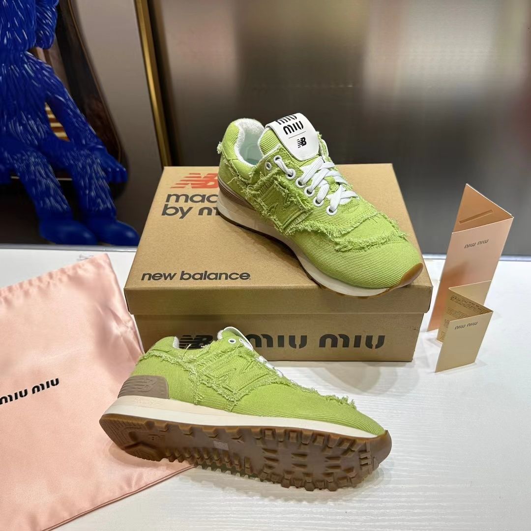 人気レデイースミュウミュウmiumiu New Balance スニーカー箱付 - メルカリ