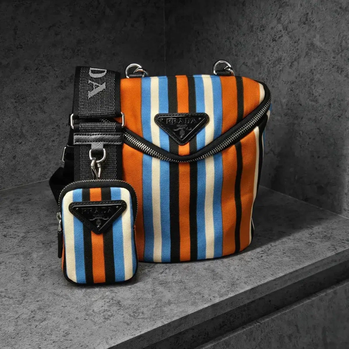 PRADA プラダ ブラック トライアングルロゴ メッセンジャーバッグ クロスバッグ