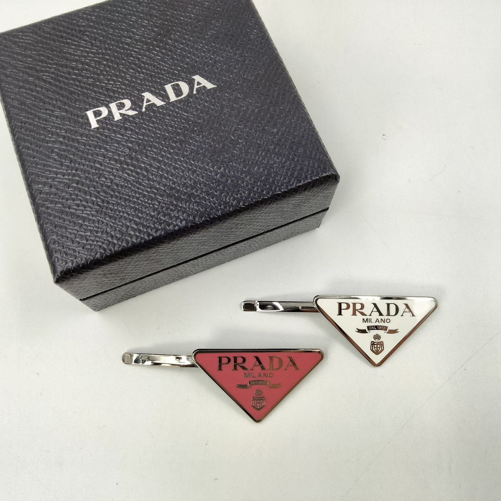関税込★PRADA★1IF197トライアングルロゴ 付バレッタ PRADA - プラダ PRADA トライアングルロゴ 三角ロゴ ヘア