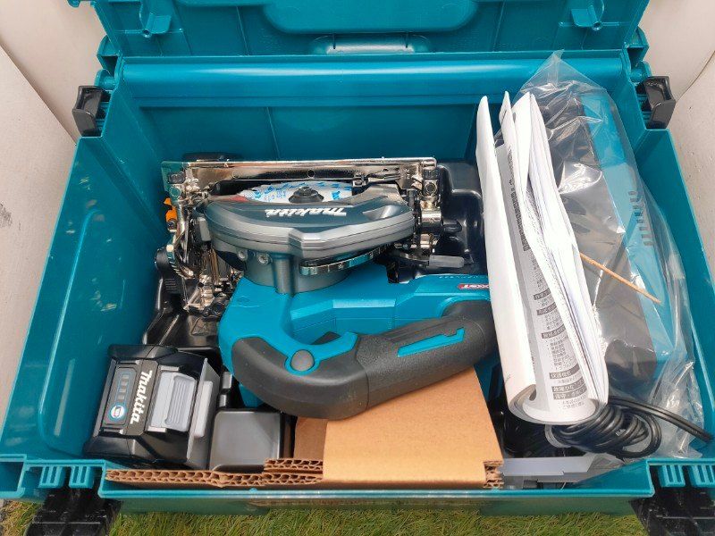 マキタ Makita 40Vmax 125ミリ充電式マルノコ 青 2.5Ah バッテリ2本 充電器 ケース付 HS006GRDX