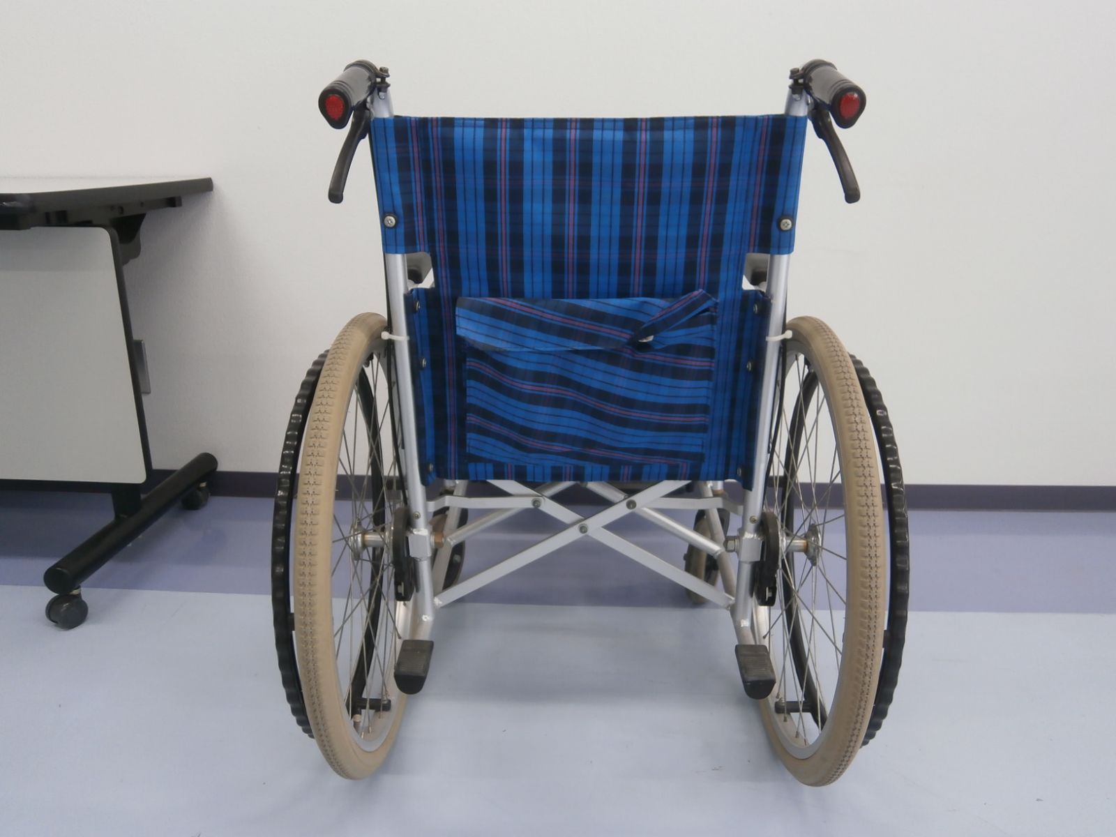 【現地引取のみ、リユース品】車椅子　KAWAMURA製　KA202B-40-R