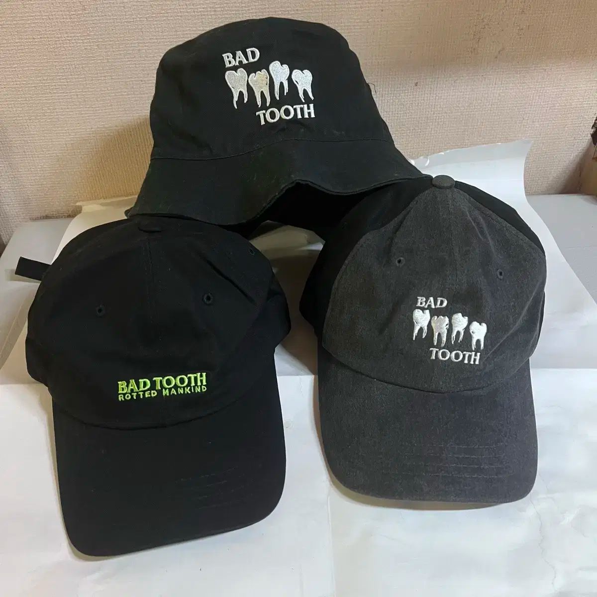 交渉 OK バッドトゥース ボールキャップ ＆ バケットハット