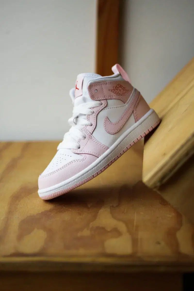 220 NIKE ナイキ キッズ ジョーダン 1 ミッド ピンクフォーム
