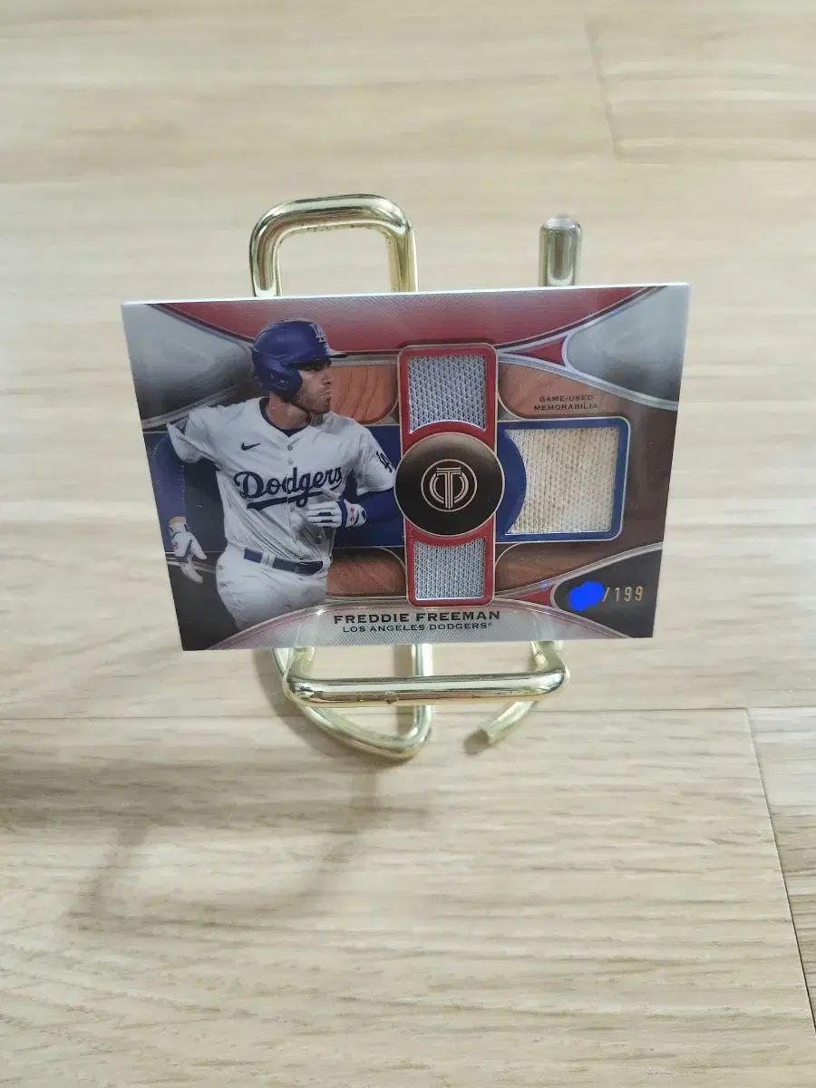 25 TOPPS トップス 199 la ドジャース フレディ フリーマン リアルなバタリック 野球カード