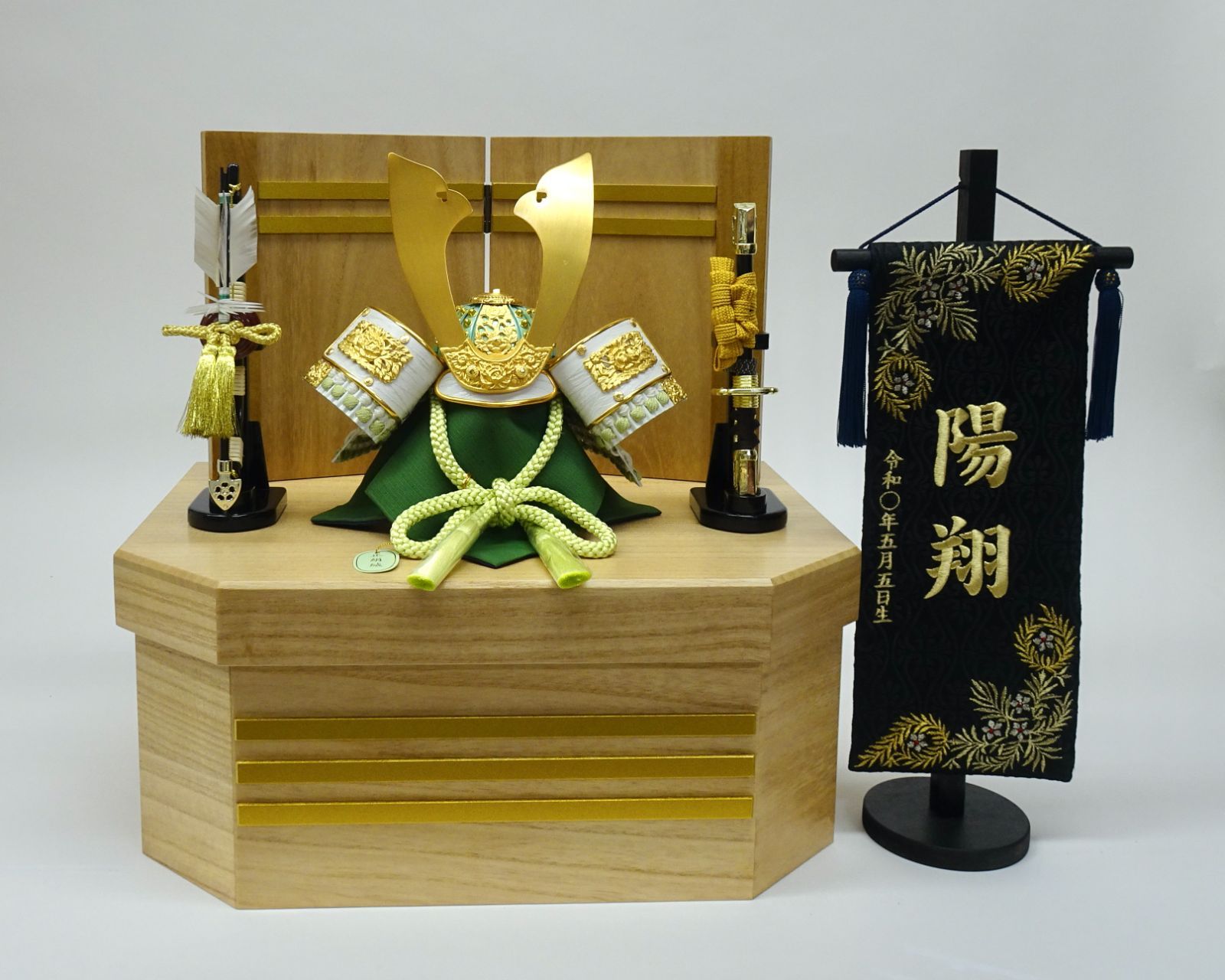 美品】五月人形 武士の兜 鎌倉時代兜 金色 こどもの日 兜 台座