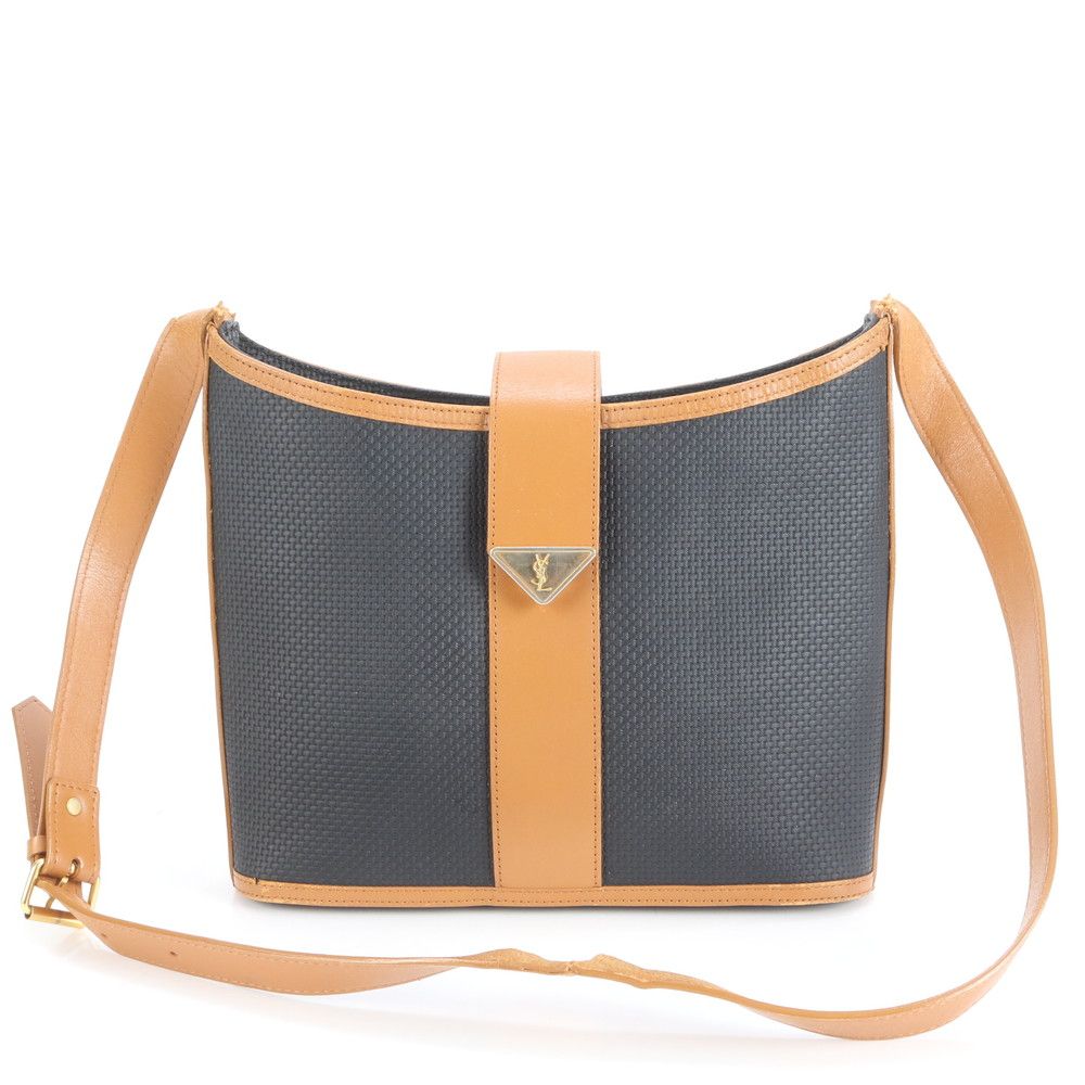 【新品同様】フルラ イヴ ショルダーバッグ 巾着バッグ レザー 斜め掛け 黒 未使用級】フルラ イヴ 巾着 ショルダーバッグ レザー 巾着バッグ 斜め