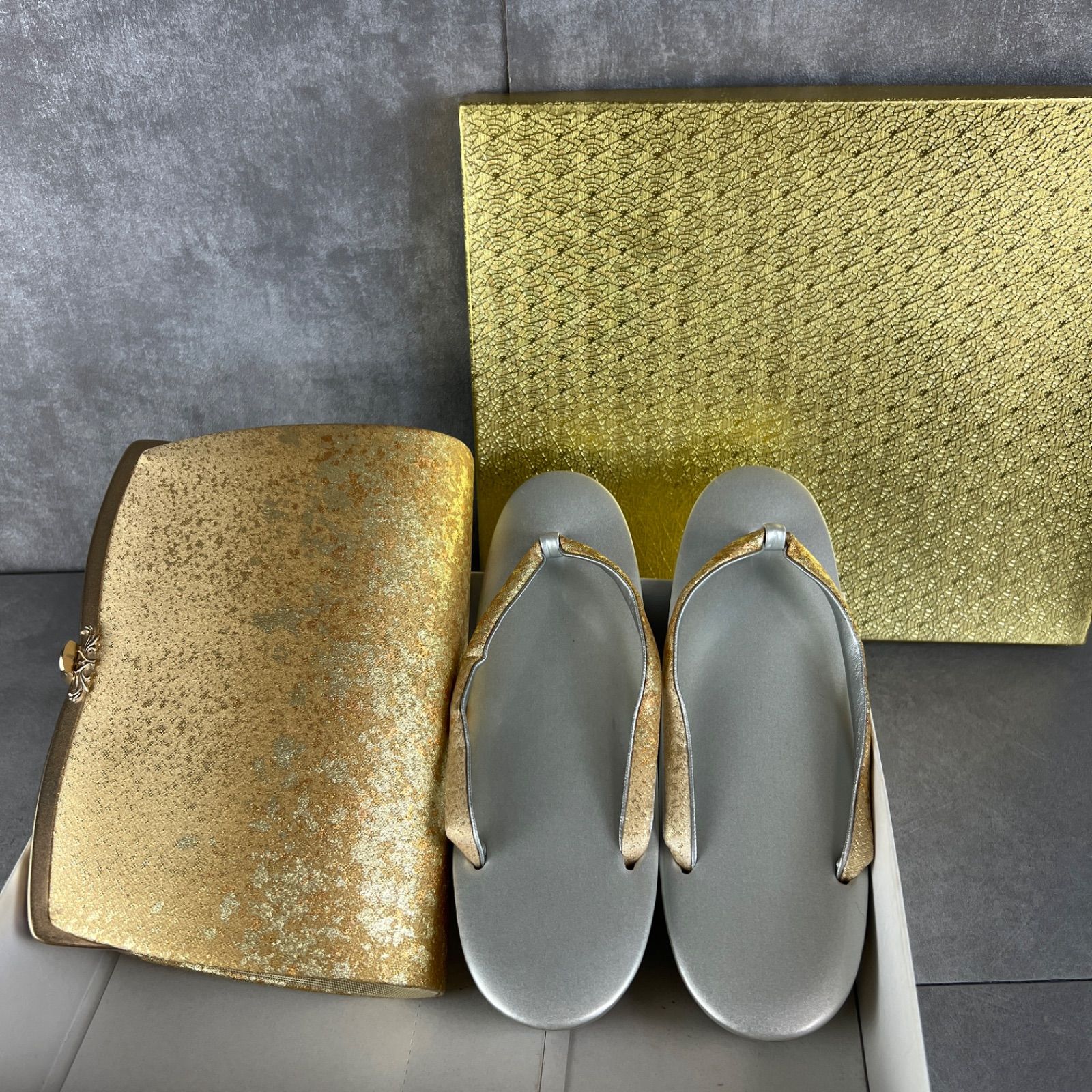 フォローで20％割クーポン配布中 金彩 シルバー ゴールド系 合皮 レザー レディース草履 バッグ セット 女性 和装 和服 礼装 成人式 振袖 卒業 入学 冠婚葬祭 結婚式 靴 鞄 セカンドバッグ ポーチ 25A8290SR0000-02