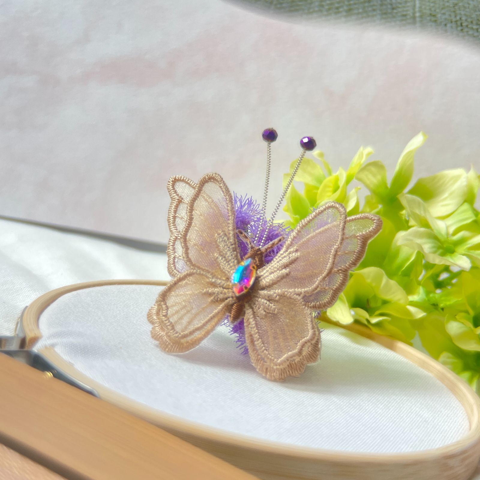 白茶蝶々刺繍ブローチ