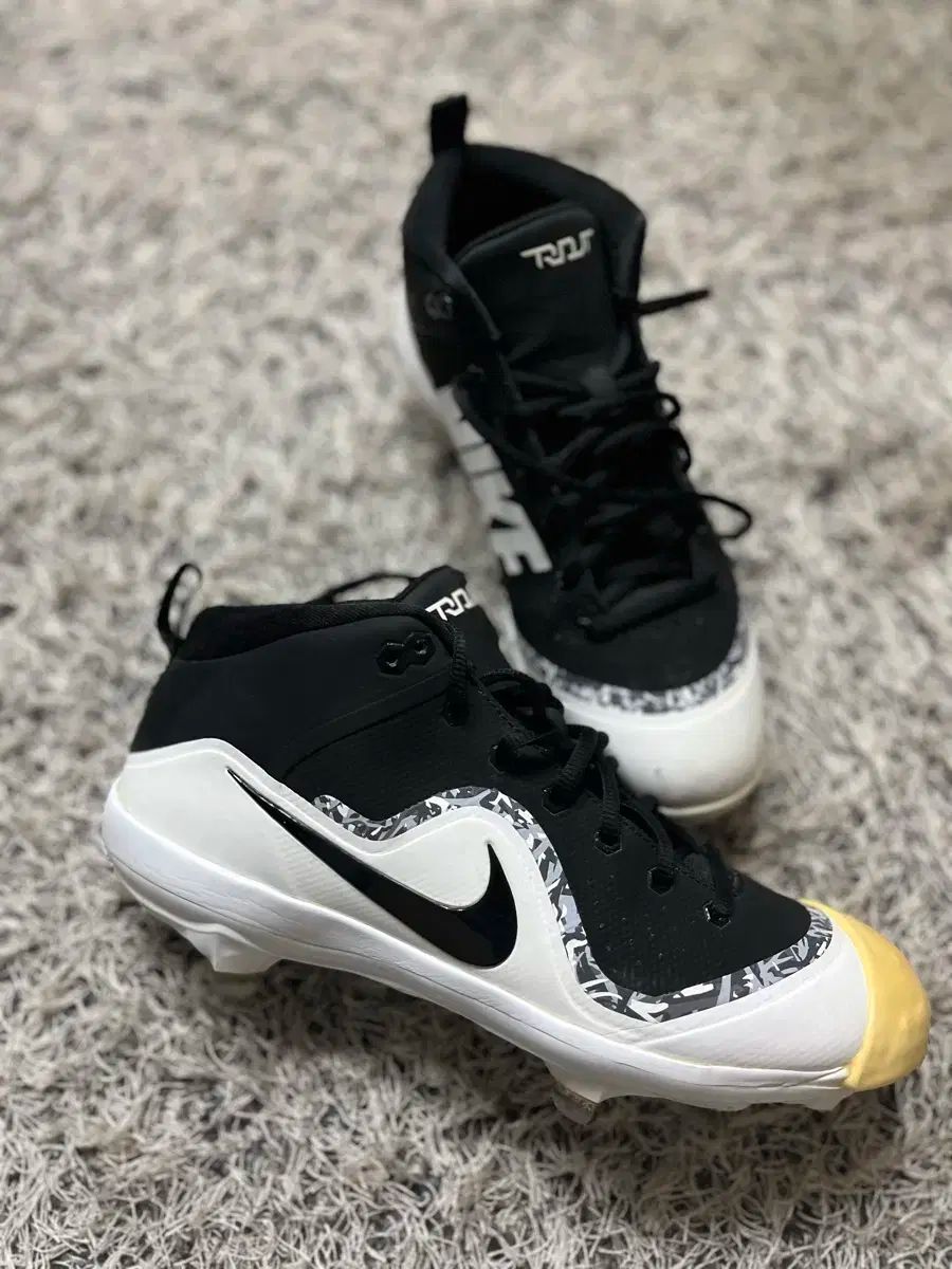 ナイキ フォース ズーム トラウト4 野球シューズ