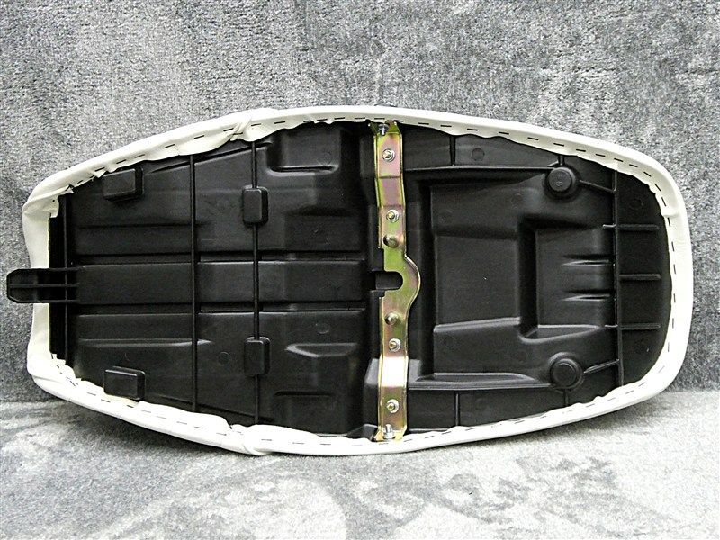 ゼファーΧ 白皮 タックロールシート|ホワイト あんこ抜き ゼファー400χリベット ZR400G 96-09 G1 G2 G3 G4 G5 G6 G7 G8 送料無料