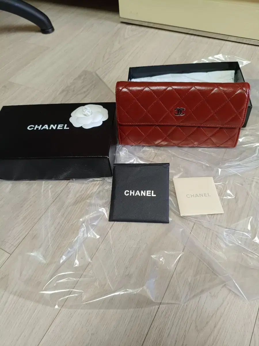 正規品 CHANEL シャネル ラムスキン レッド Classic シルバー クラスプ 長財布 16番台