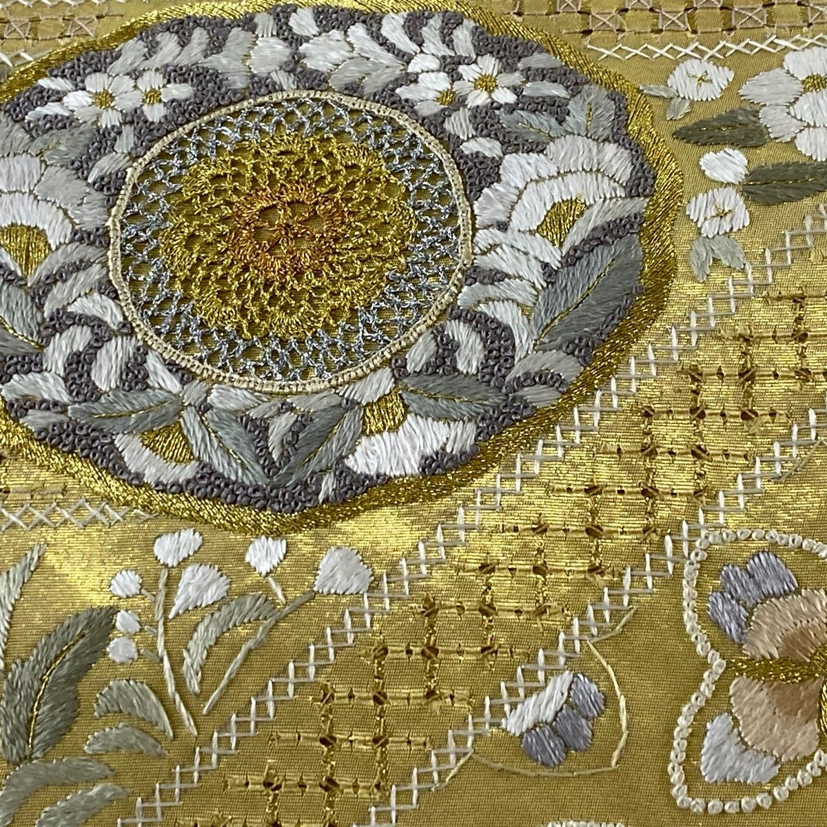袋帯 美品 逸品 華文 草花 相良刺繍 汕頭刺繍 金色 六通 正絹 袋帯 美品 逸品 相良・蘇州・汕頭刺繍 華文 草花 金糸 箔 金色