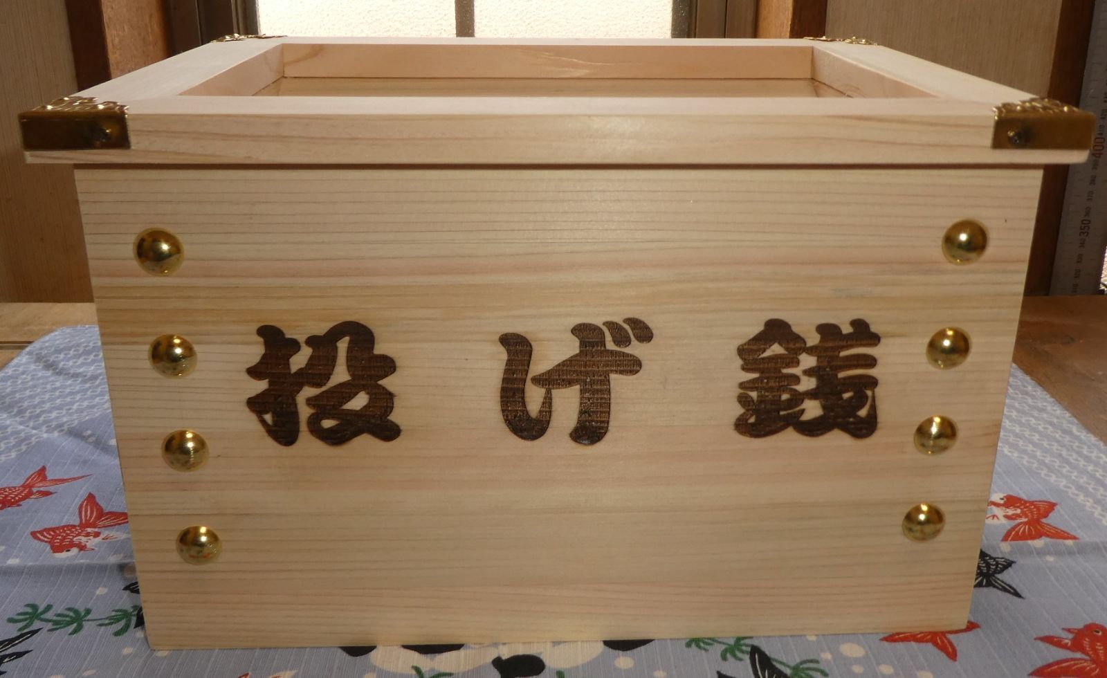 投げ銭 賽銭箱タイプ（大）外枠金色 金鋲 フック付5 - メルカリ