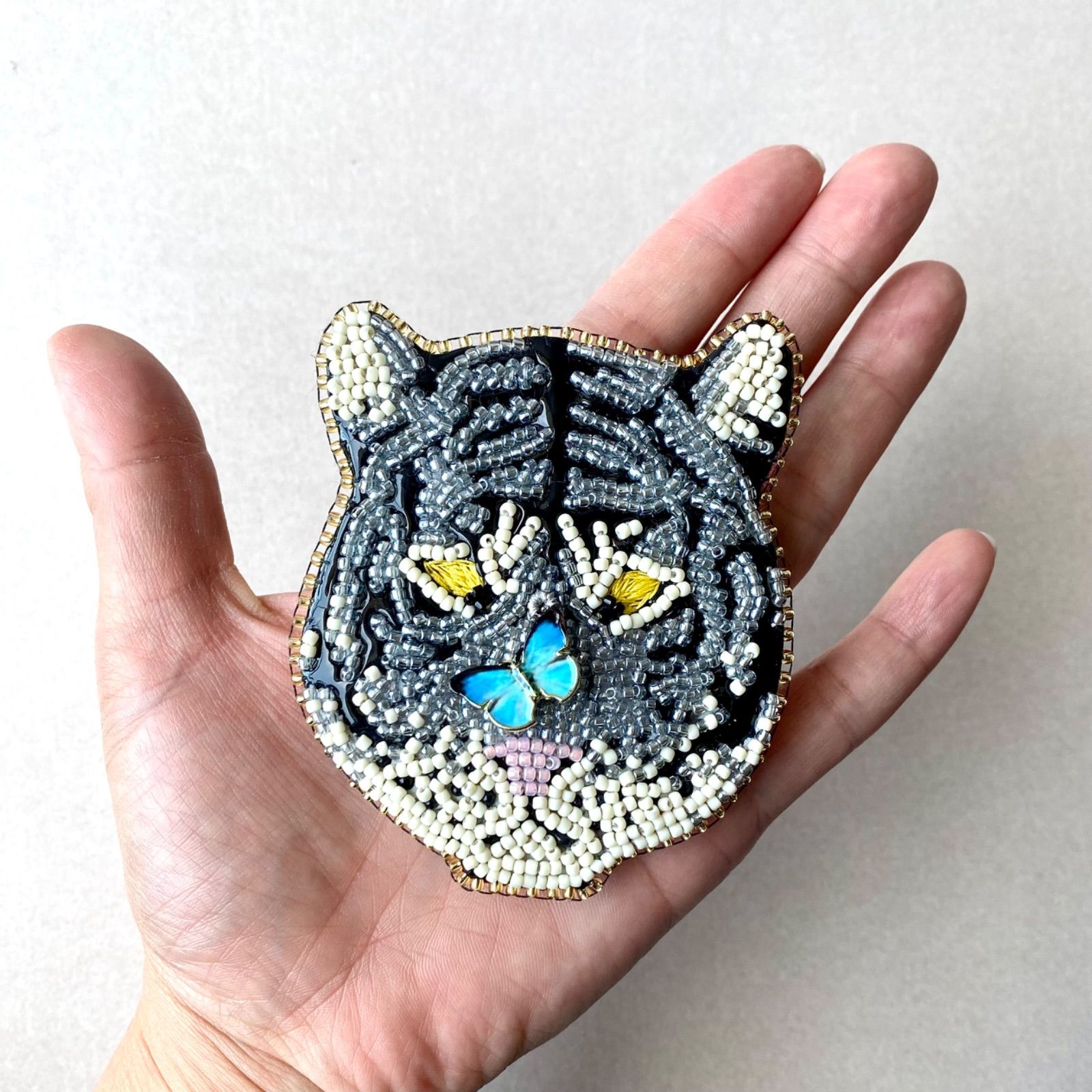 鼻に蝶々ブローチ ハンドメイド ビーズ 刺繍 - メルカリ