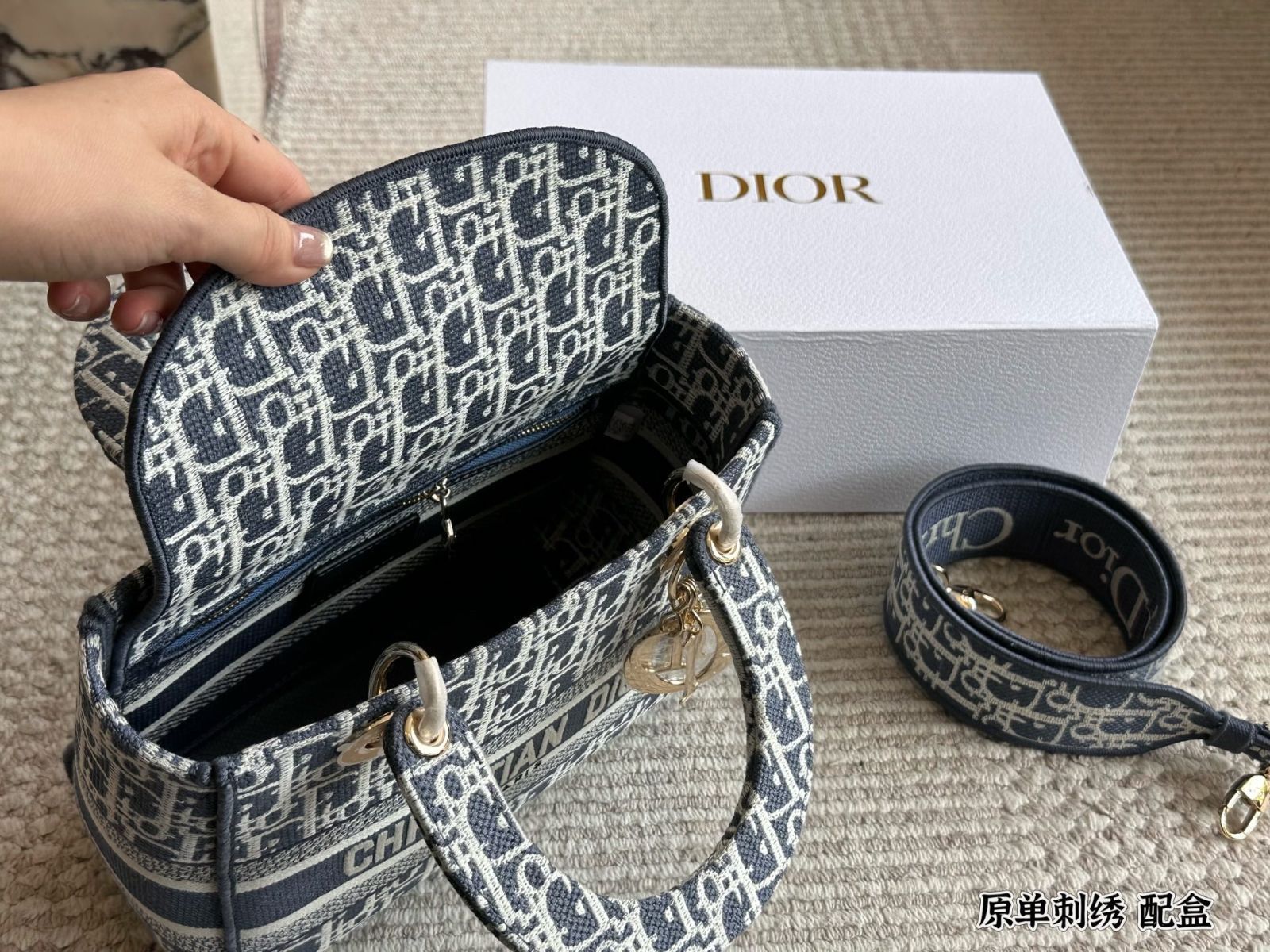 刺繍デイフィーバッグ