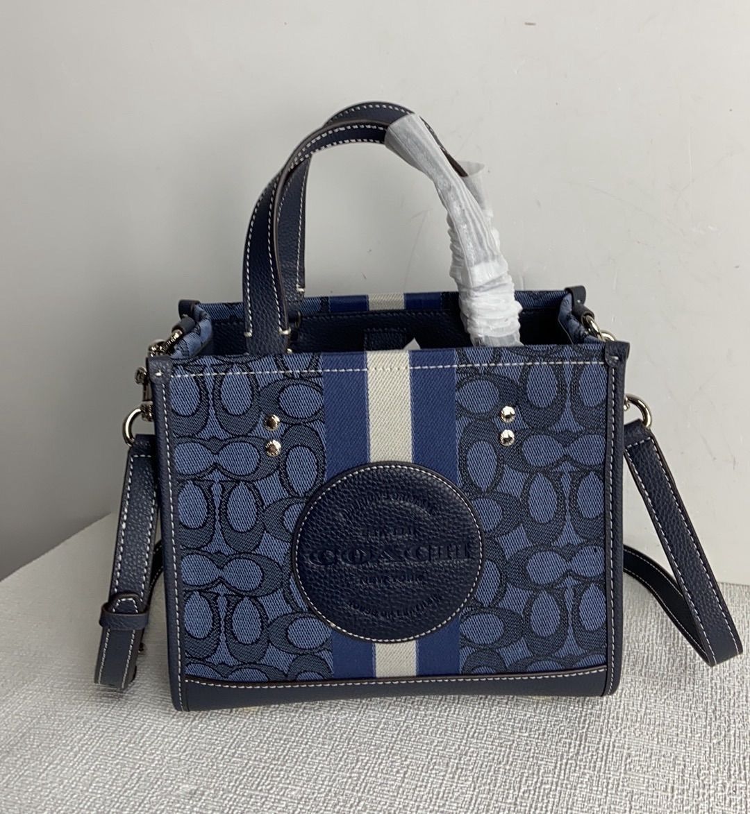 COACH デンプシー 22 シグネチャージャカード トート 新品未使用