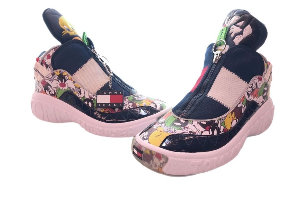 トミー ジーンズ TOMMY JEANS ZIP MID SNEAKER ジップ ミッド スニーカー Looney Tunes ルーニー テューンズ コラボ 紺 EM00526 メンズ靴 スニーカー ネイビー 26.5cm 104-shoes64