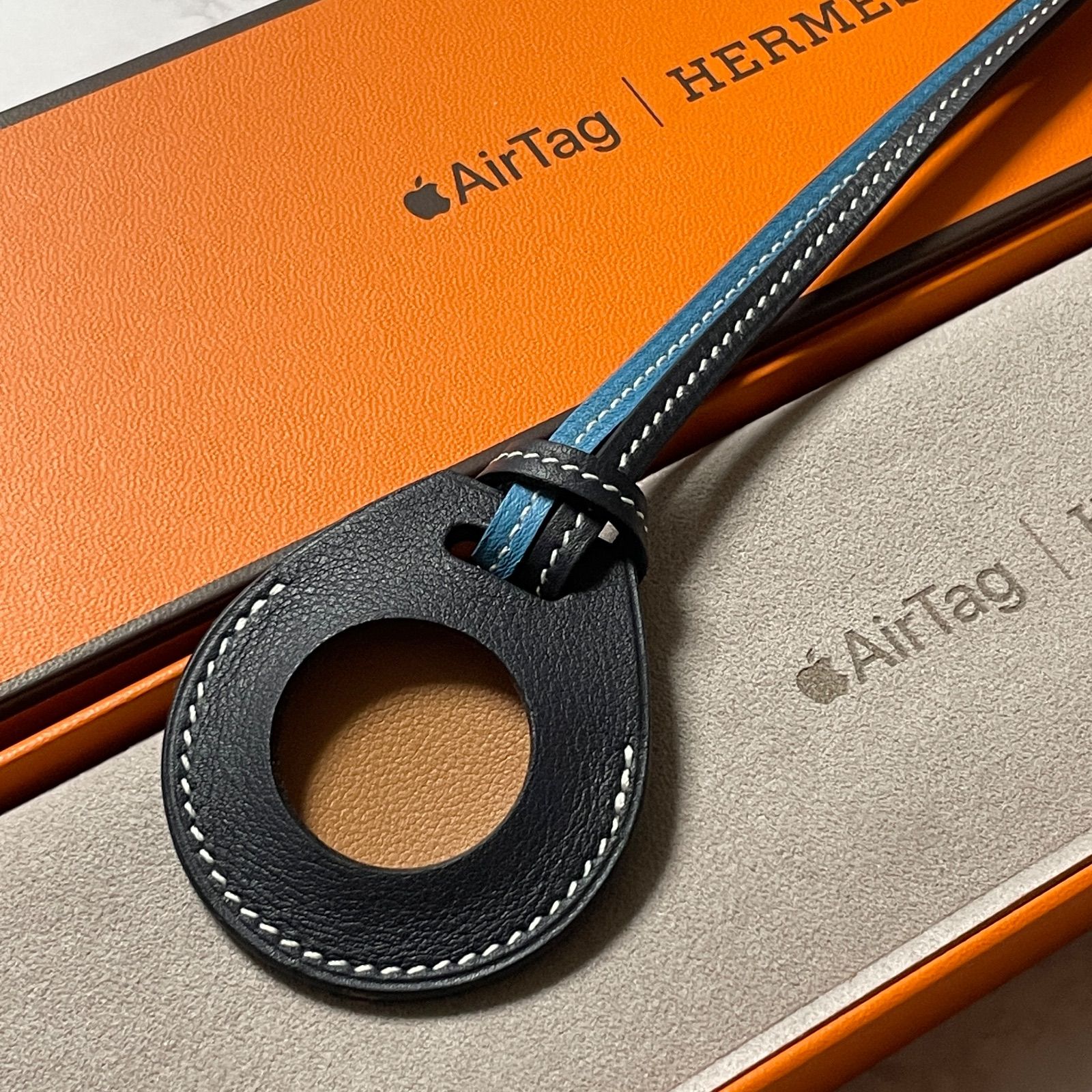 Apple アップル AirTag HERMES エルメス D刻印 バッグアクセサリー チャーム - メルカリ