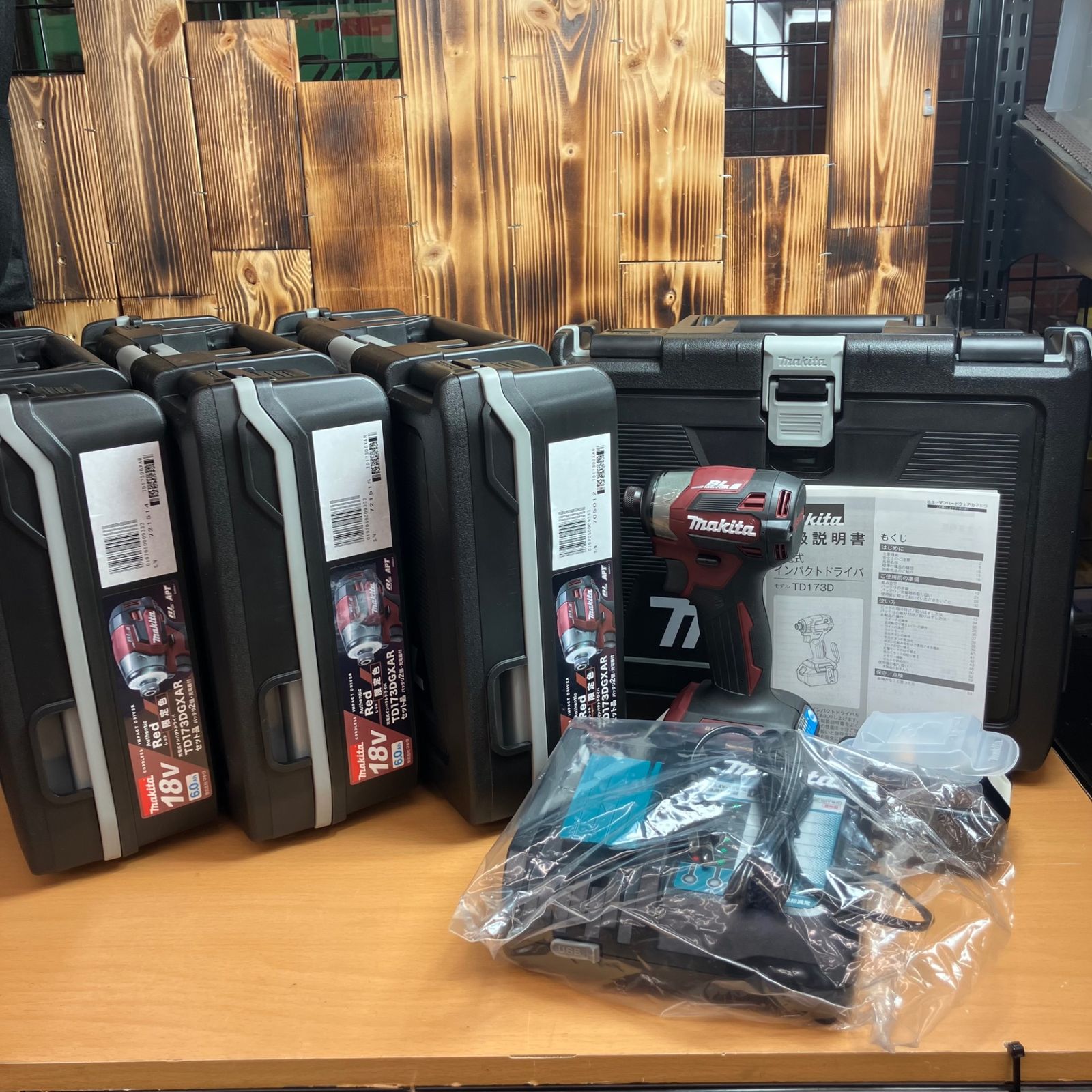 マキタ makita 充電式インパクトドライバ TD173DGXAR 4台セット バッテリー純正品 越谷店