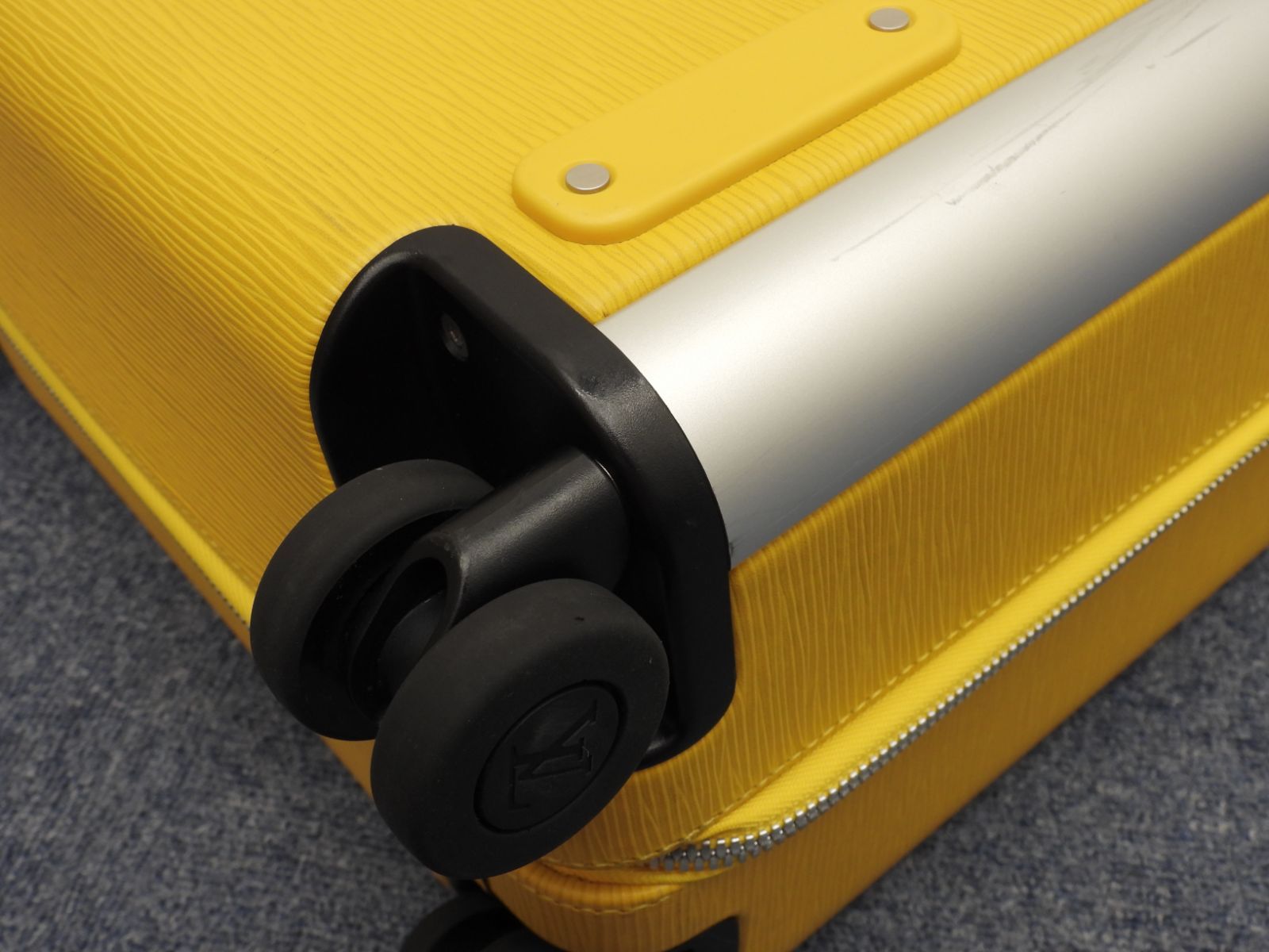 ルイヴィトン ホライゾン55 エピ 黄 四輪キャリーバッグ トロリーバッグ BA4136