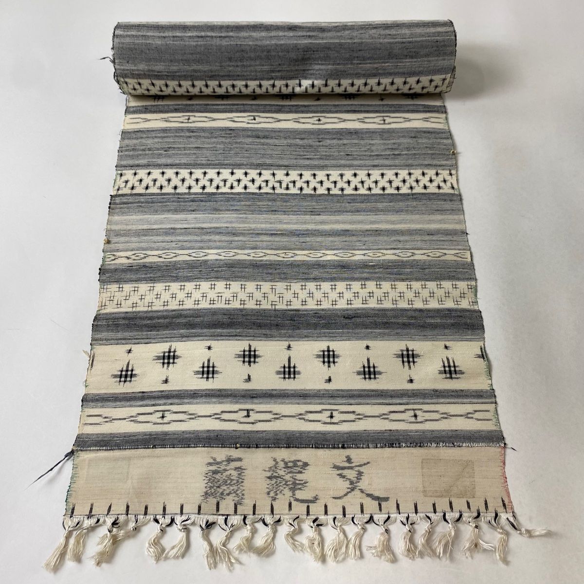 反物 秀品 紬 井桁絣 段縞 黒灰 正絹
