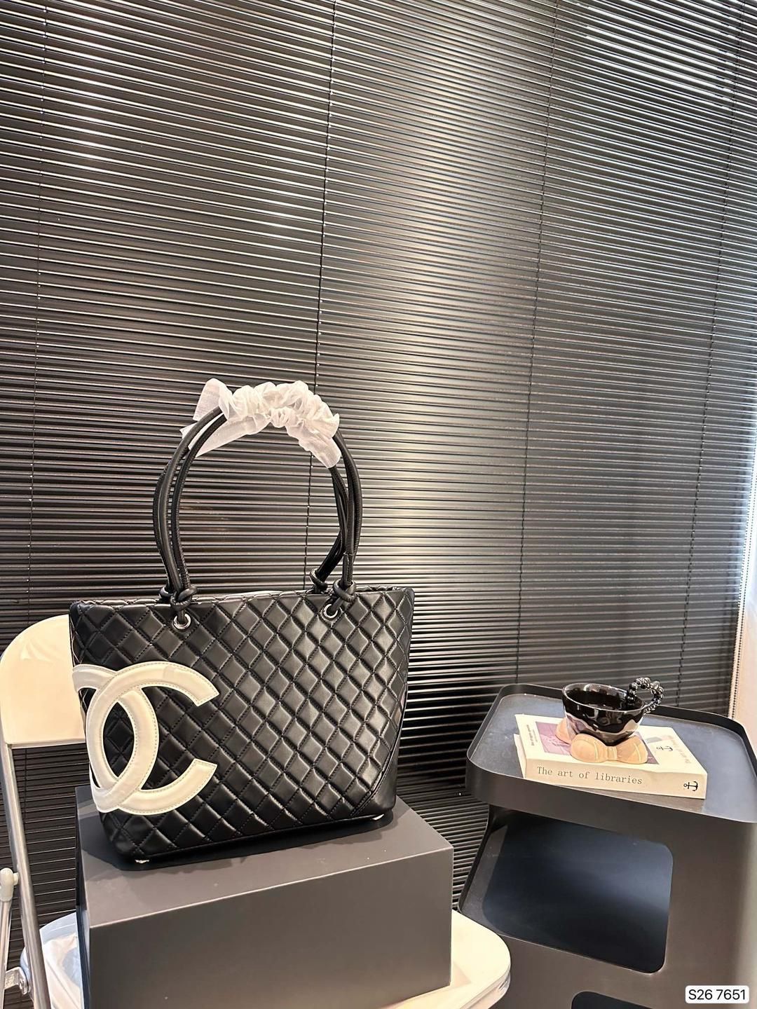 CHANELシャネルの控えめで質感のあるショルダーバッグ｜ ｜