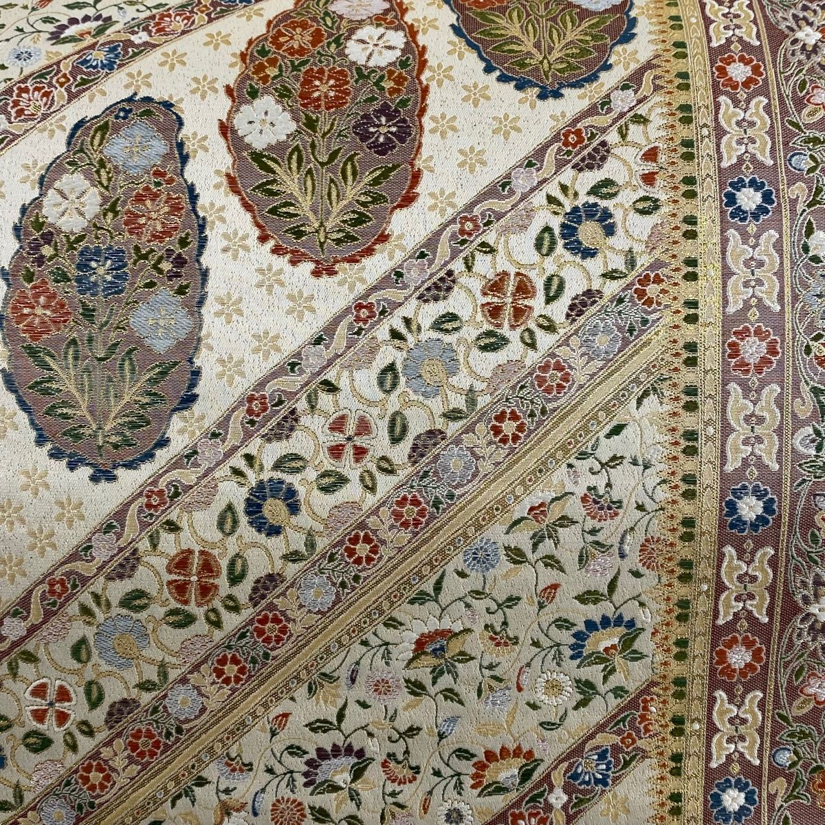袋帯 美品 秀品 菊唐草 刺繍 銀糸 金色 六通 正絹 【中古】 MO-3099 袋帯 美品 秀品 菊唐草 刺繍 銀糸 金色 六通 正絹 【中古】 MO-3099