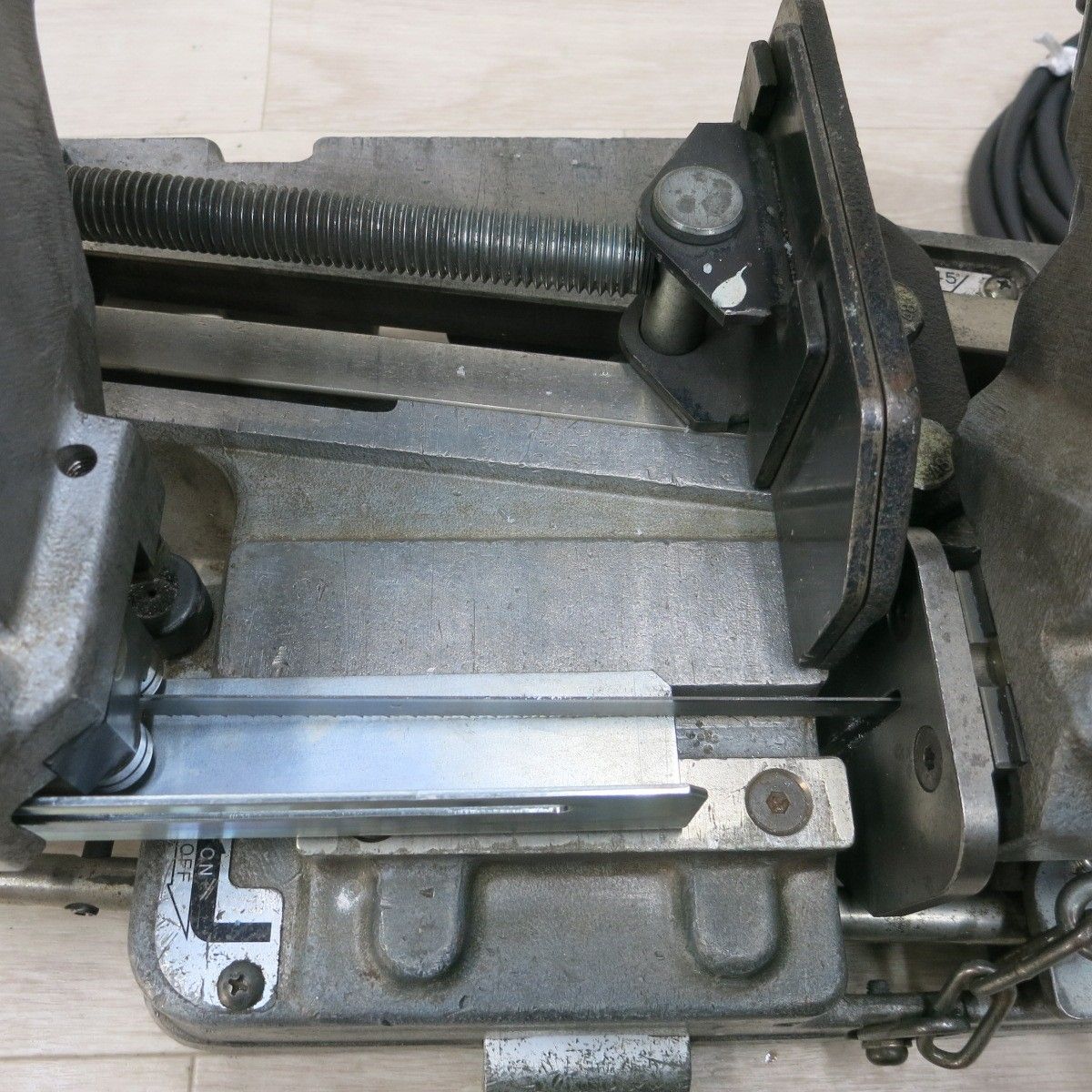 100V