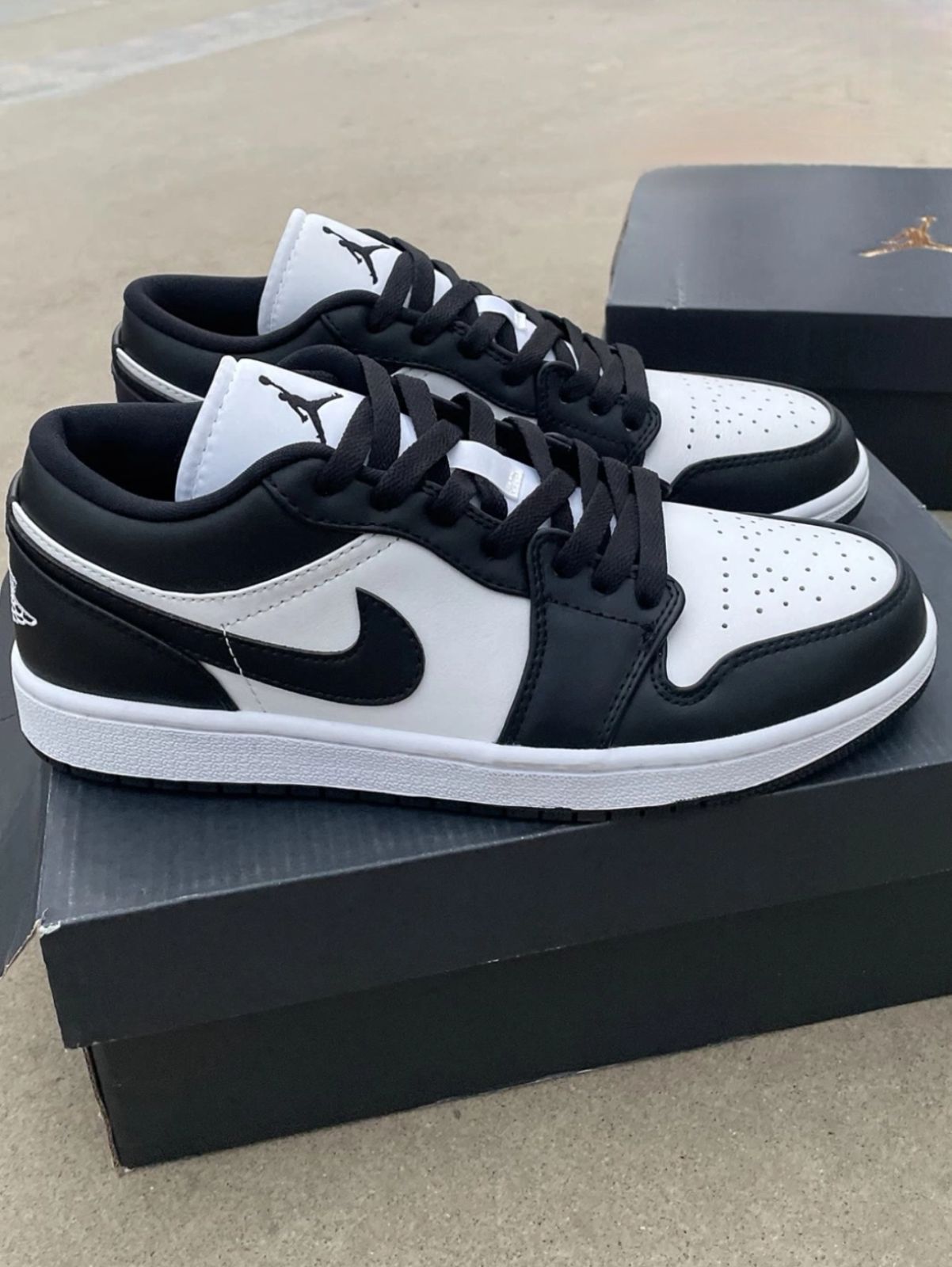 値下げします 新品 Nike WMNS Air Jordan 1 Low White/Black - メルカリ