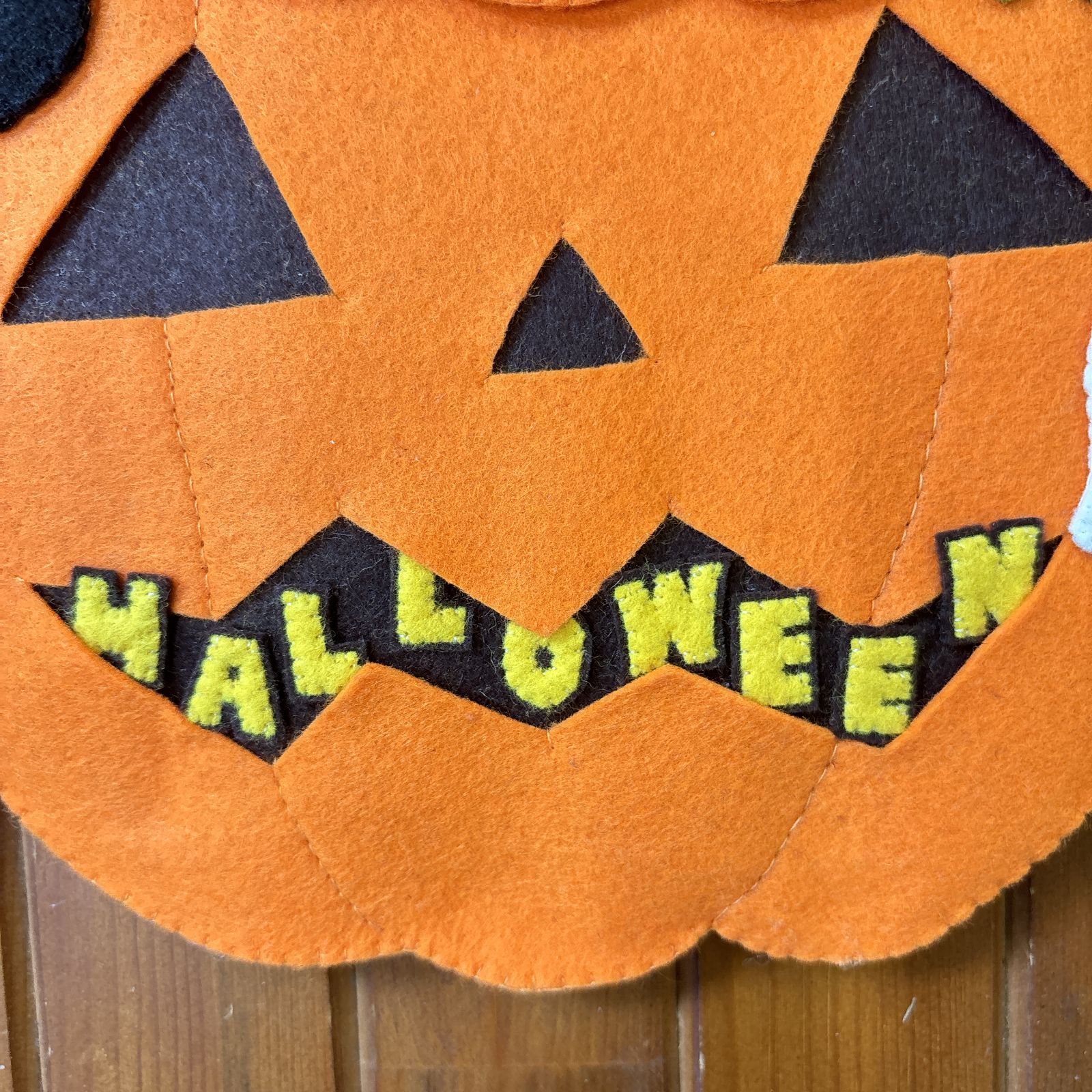 フェルト壁掛け リース ハロウィン HAPPY HALLOWEEN - メルカリ