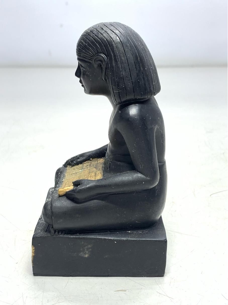 高貴スクライブ像