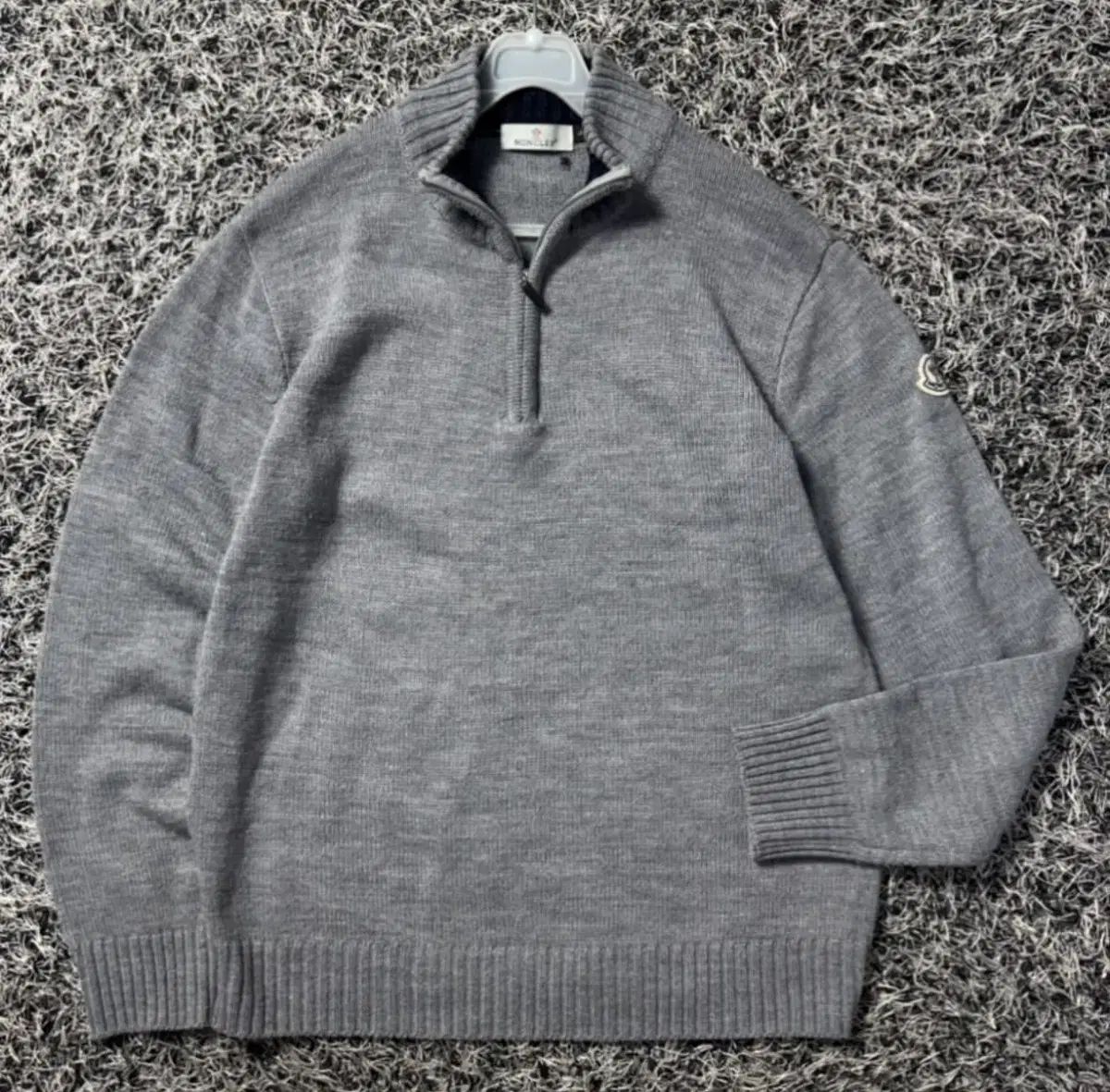 【MONCLER】ロゴパッチ ハーフジップ スウェット MONCLER(モンクレール) パッチ ワッペン ニット セーター ハーフ