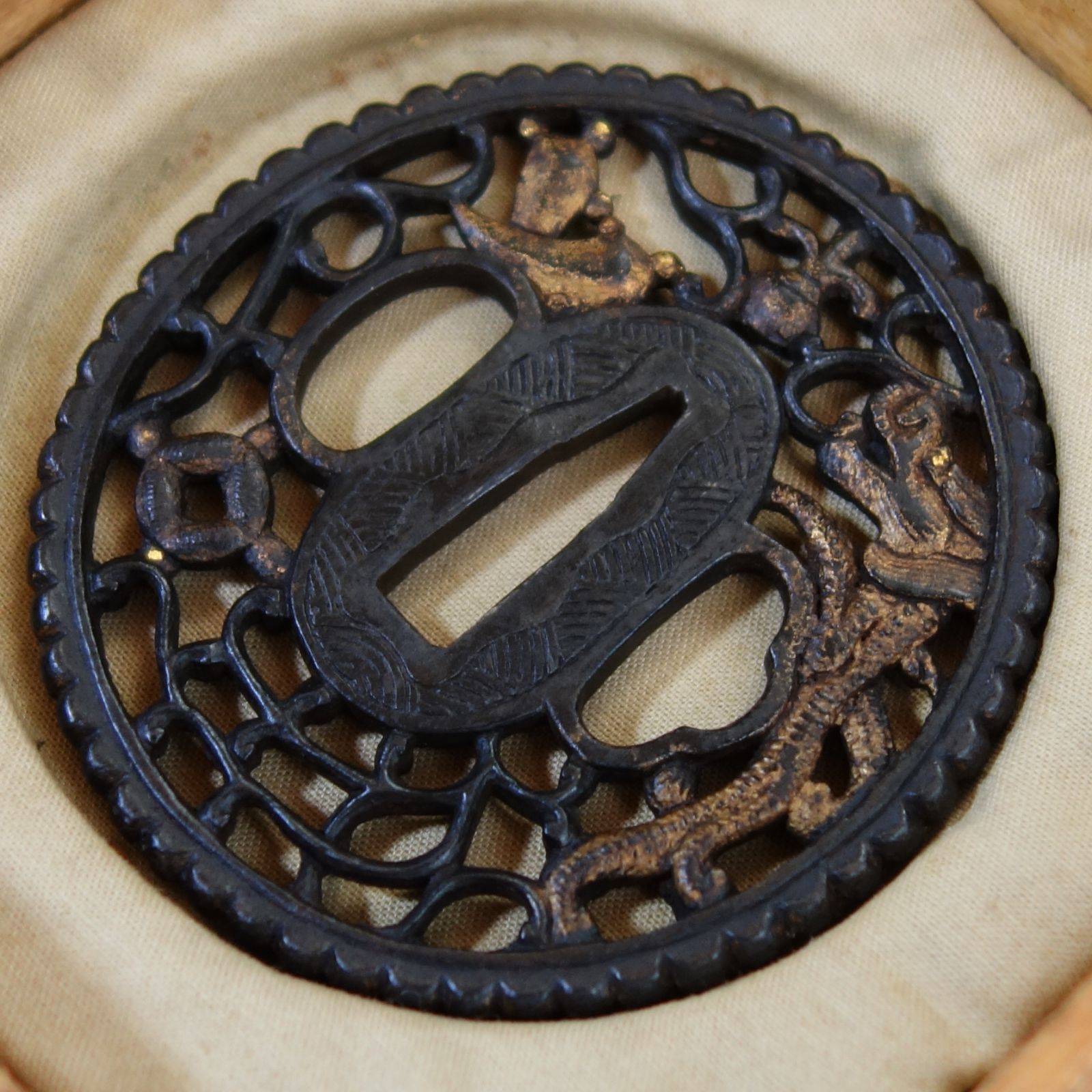 鉄鍔、南蛮鍔 鍔 【 鉄地 鍍金 南蛮鍔 】(鍔箱付き) 日本刀 刀装具 鐔 骨董 古