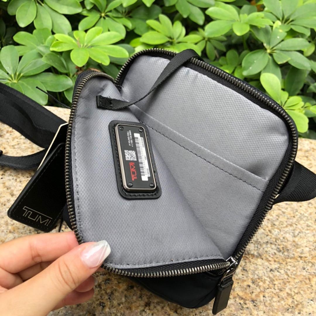 TUMI 6602030「ニコルス」スモール・クロスボディ黒 - メルカリ 