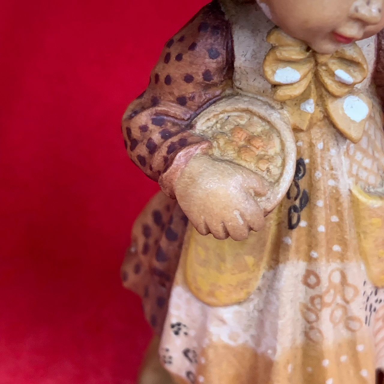 アンリ人形 木彫り サラケイ Feeding the chicken 10cm Anri イタリア