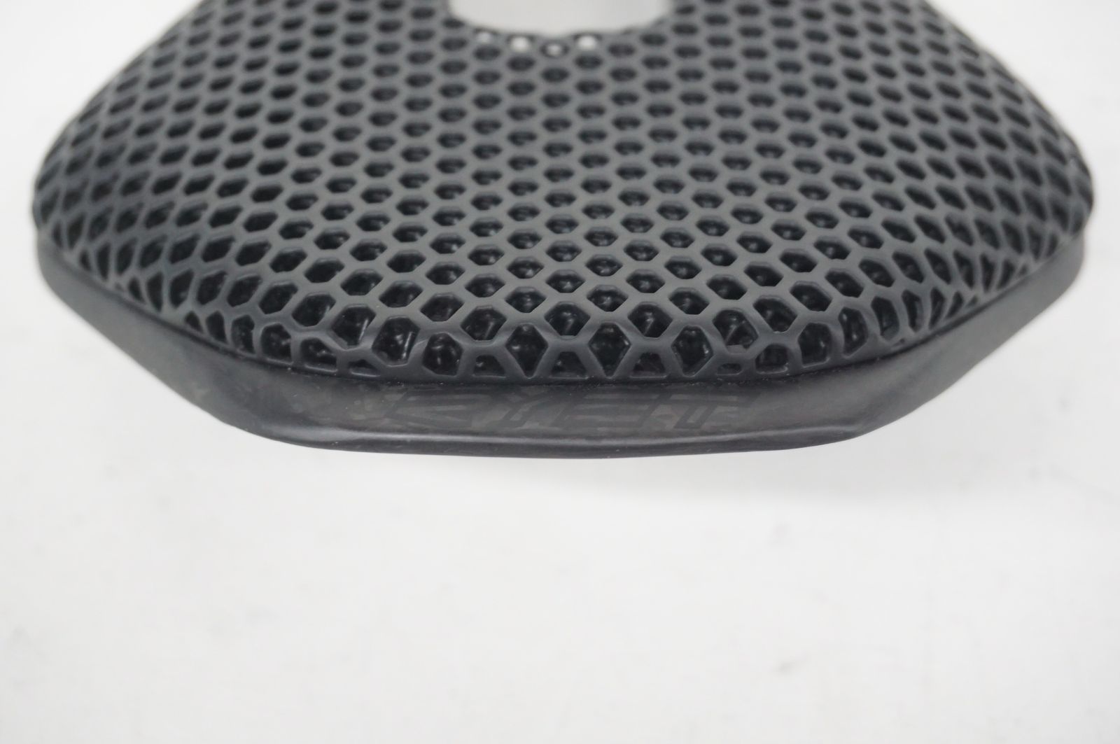 RYET 「リエット」 3D HONEY COMB サドル / バイチャリ阪急塚口店