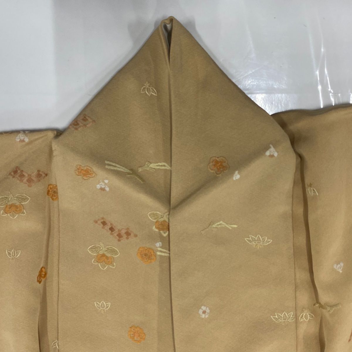 小紋 身丈160cm 裄丈62.5cm S 袷 草花 松竹梅 刺繍 薄茶色 正絹 美品  