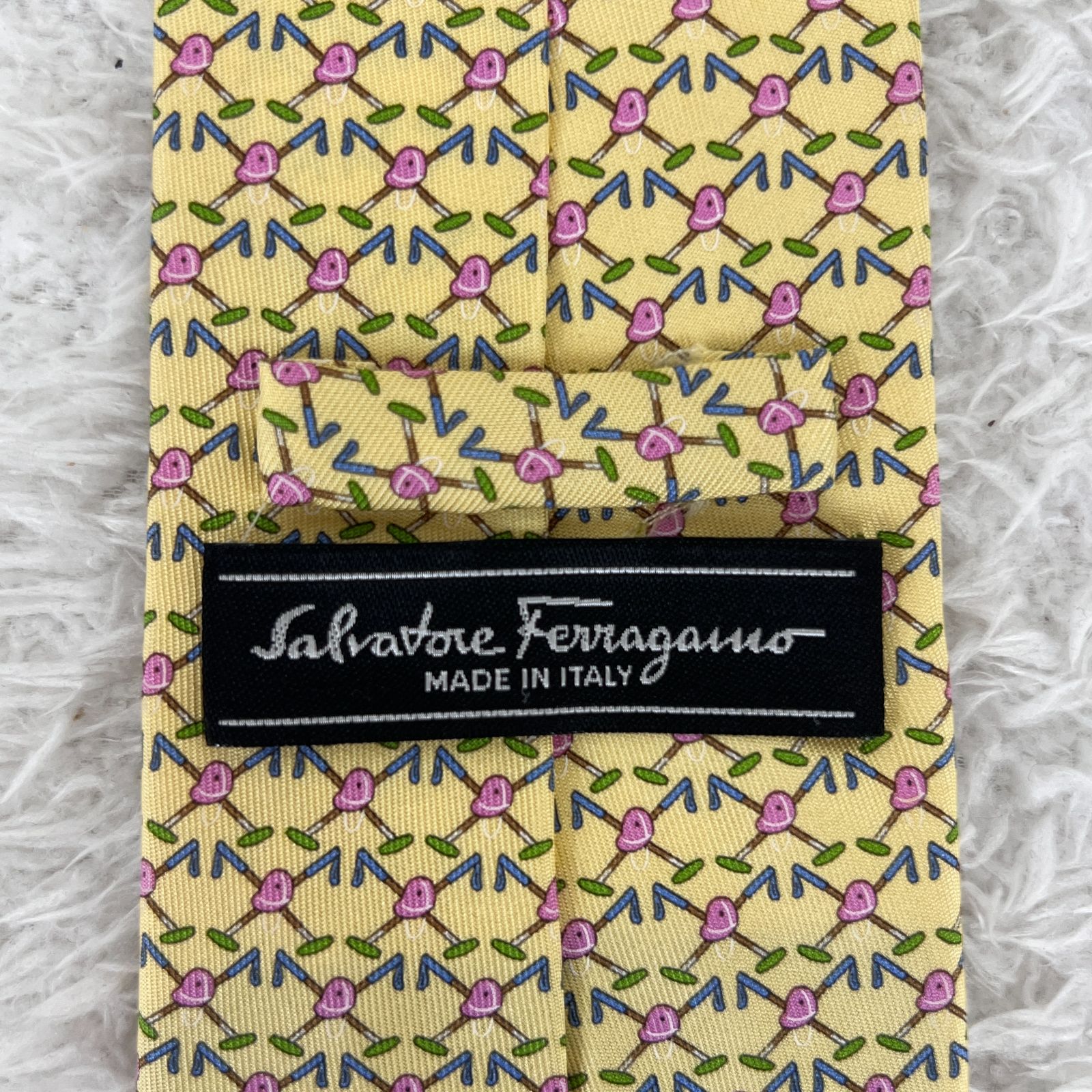 【箱入り未使用】 サルヴァトーレフェラガモ 高級シルクネクタイ 総柄 イエロー 美品》Salvatore Ferragamo (サルヴァトーレ・フェラガモ